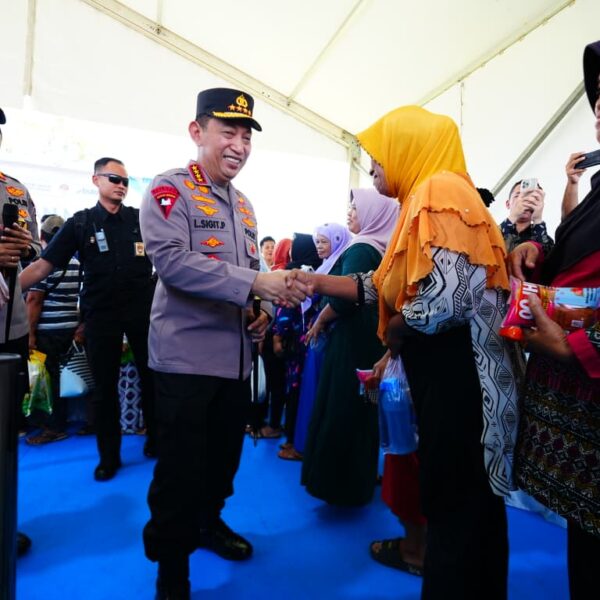 Kapolri Berikan Bansos dan Salurkan Bahan Pangan Murah di Semarang