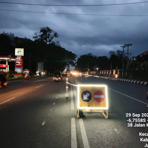 Banyak di Keluhkan Warga, Pihak Ketiga Gerak Cepat Langsung Menambah Rambu dan Lampu