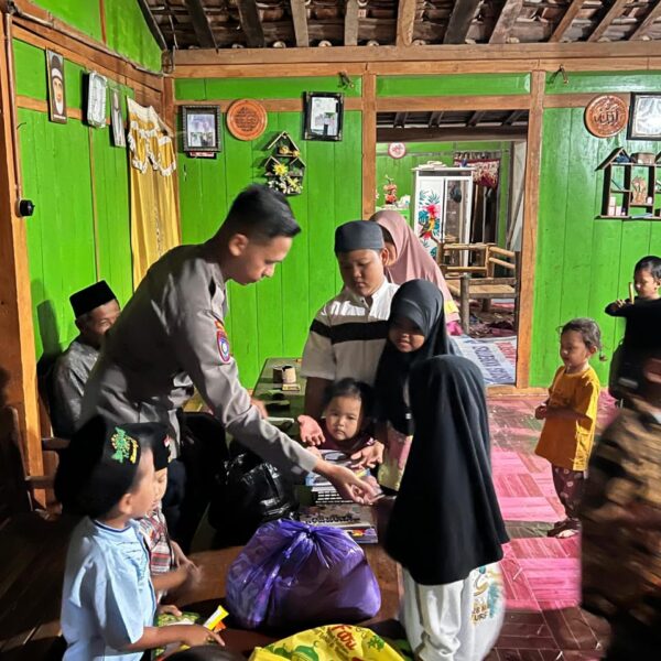 Dekat dengan Umat, Bhabinkamtibmas Polsek Kradenan Sambangi Tempat Mengaji