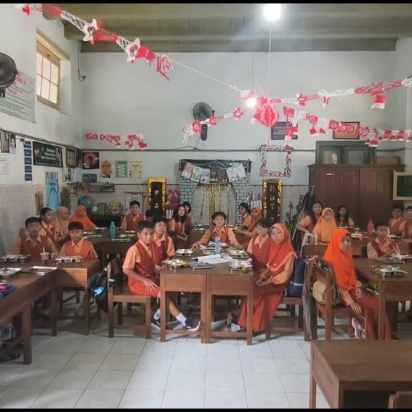 Pendistribusian Makanan Bergizi di SPPG Polresta Pati, 1.108 Siswa Terima Asupan Sehat