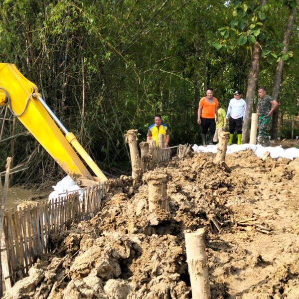 TNI-Polri dan Warga Kompak Bersihkan Sungai Gandam di Pati, Antisipasi Banjir