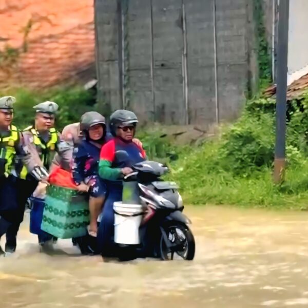 Polresta Pati Terjun Langsung Bantu Warga yang Terdampak Banjir di Jalur Pantura Batangan