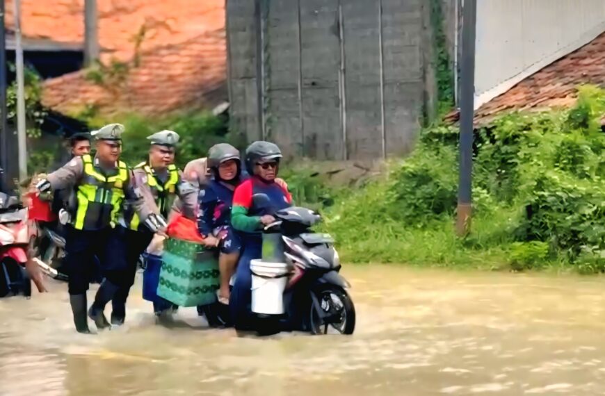 Polresta Pati Terjun Langsung Bantu Warga yang Terdampak Banjir di Jalur Pantura Batangan