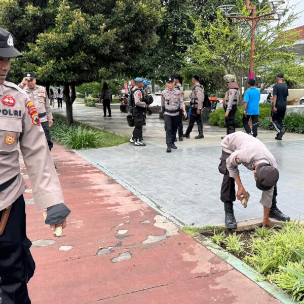 Antisipasi Kerusuhan, Aparat Lakukan Screening dan Netralisir Area Alun-Alun Pati