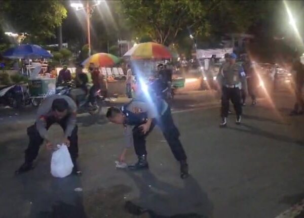 Usai Amankan Sidang DPRD, Polresta Pati Gotong Royong Bersihkan Sampah Pasca Sidang Hak Angket