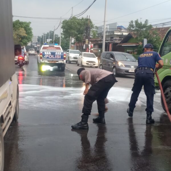 Polisi Gerak Cepat Bersihkan Jalan : Truk Patah Gardan, Solar Tumpah di Jalan Kembangjoyo Pati