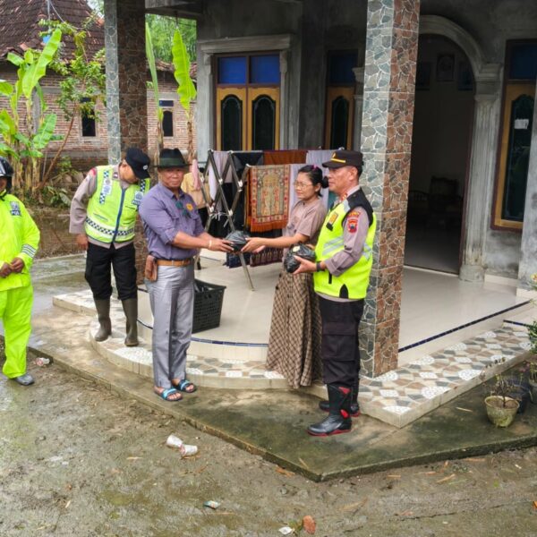 Peduli Korban Banjir, Polsek Gabus Bersama Yayasan Taruna Bangsa Salurkan 500 Paket Bansos untuk Warga Terdampak