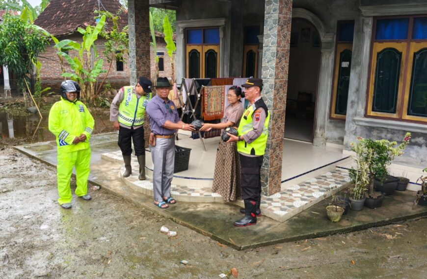 Peduli Korban Banjir, Polsek Gabus Bersama Yayasan Taruna Bangsa Salurkan 500 Paket Bansos untuk Warga Terdampak