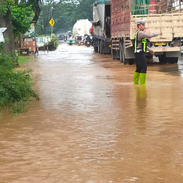 Banjir Rendam Jalur Pantura Pati–Juwana, Satlantas Polresta Pati Lakukan Rekayasa Lalu Lintas