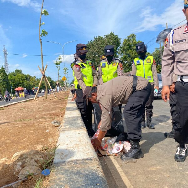 Personil Polresta Pati Bersihkan Area PN Pati Usai Sidang Putusan Botok Cs