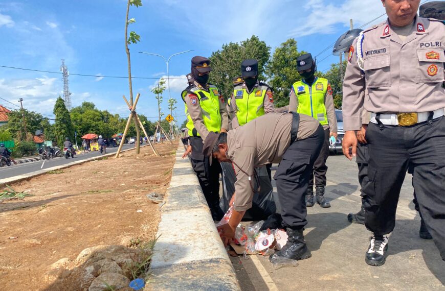 Personil Polresta Pati Bersihkan Area PN Pati Usai Sidang Putusan Botok Cs