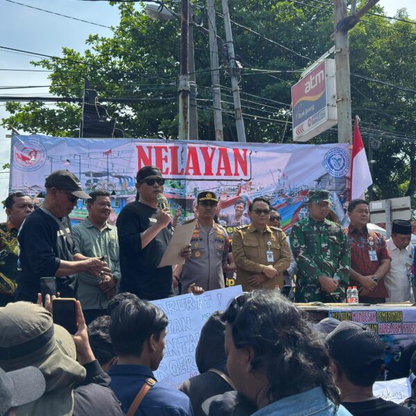 Ikut Panas-Panasan Bersama Massa, Negosiator Polresta Pati Tunjukkan Dedikasi Tanpa Batas