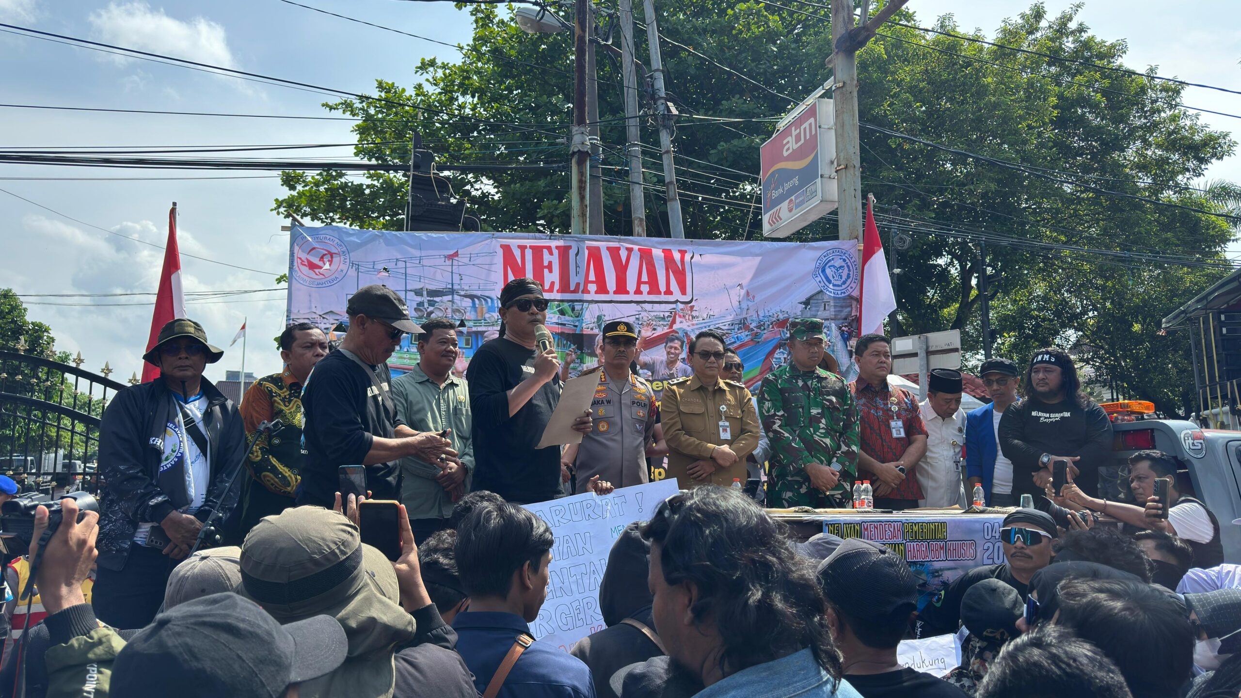 Ikut Panas-Panasan Bersama Massa, Negosiator Polresta Pati Tunjukkan Dedikasi Tanpa Batas