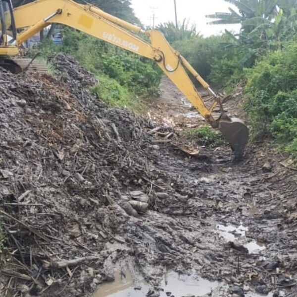 Bidang SDA DPUTR Pati Lakukan Giat Pembersihan Sampah di Sungai Simo dan Penanganan Bendung Yang Rusak