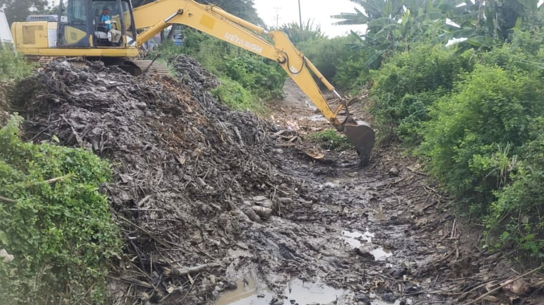 Bidang SDA DPUTR Pati Lakukan Giat Pembersihan Sampah di Sungai Simo dan Penanganan Bendung Yang Rusak
