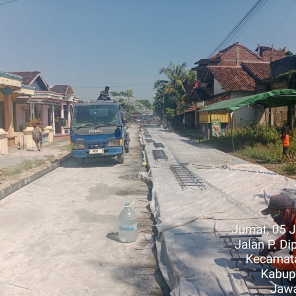 Rusak Parah; Jalan Kawedanan Kota Kayen dan Sumbersari Sering Sedang di Kebut DPUTR Pati Supaya Mulus
