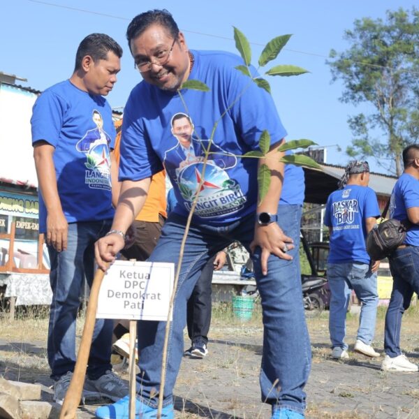 Joni Kurnianto Gelar Jumat Bersih dan Tanam Pohon di Alun – Alun Kembangjoyo