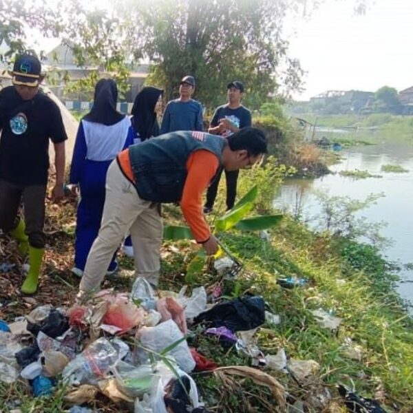 Anggota Dewan Haryono Apresiasi Aksi Bersih Sungai Jampisawan di Sungai Juwana