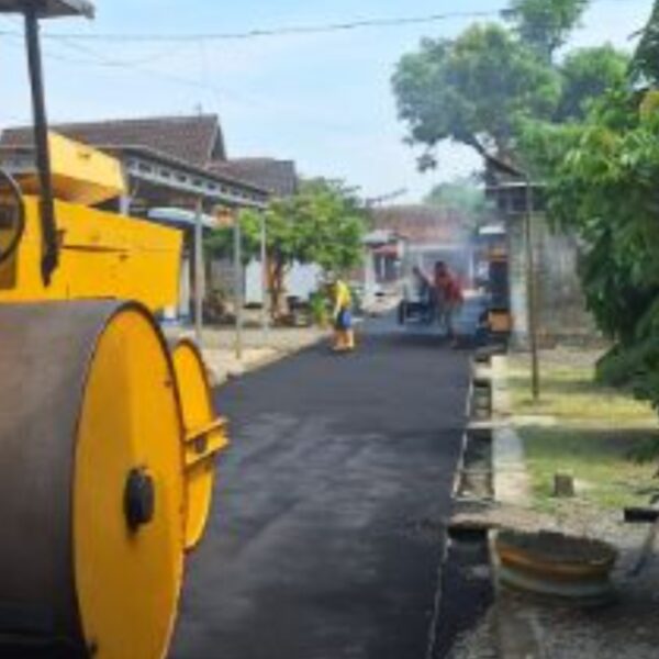 ‎Pengaspalan Jalan RT 05 RW 02 Desa Ngening Rampung, Warga Nikmati Jalan Mulus