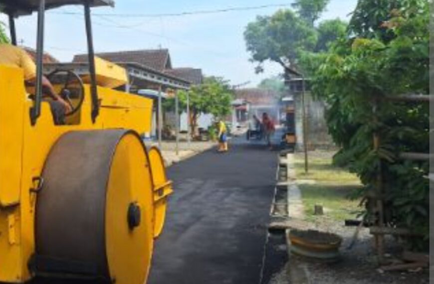 ‎Pengaspalan Jalan RT 05 RW 02 Desa Ngening Rampung, Warga Nikmati Jalan Mulus